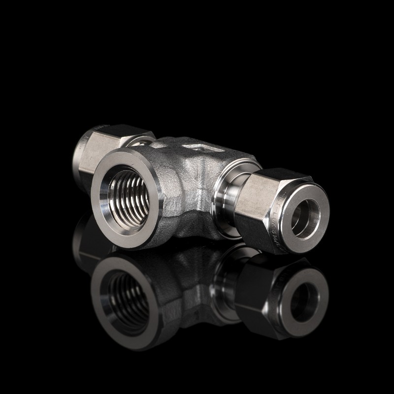 Тройник с внутренней резьбой с отводом по ответв из нержавеющей стали 8мм